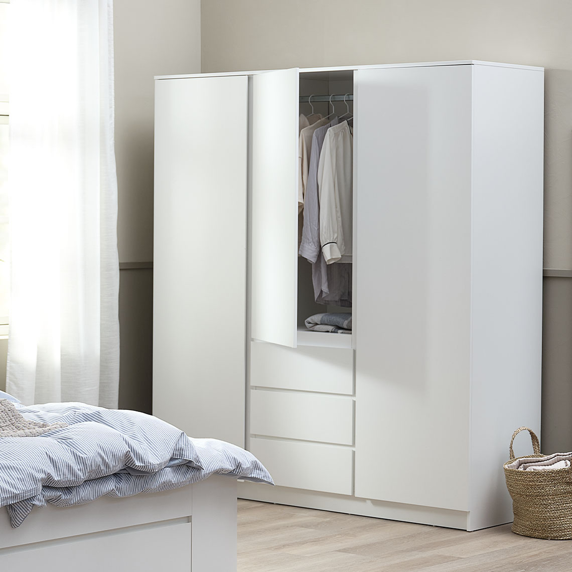 Armoire blanche à portes battantes avec des tiroirs intégrés