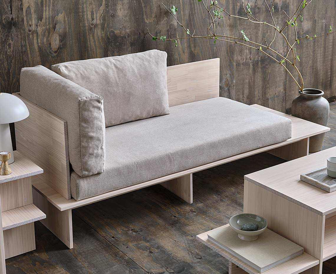 Banquette de style Japandi en pin massif