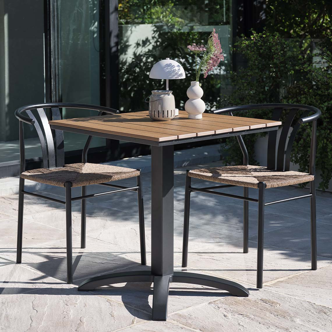 Table de bistrot HOBRO sans entretien et chaises de jardin TAGMARK Table de Jardin sans entretien et chaises de jardin de style moderne sur un patio