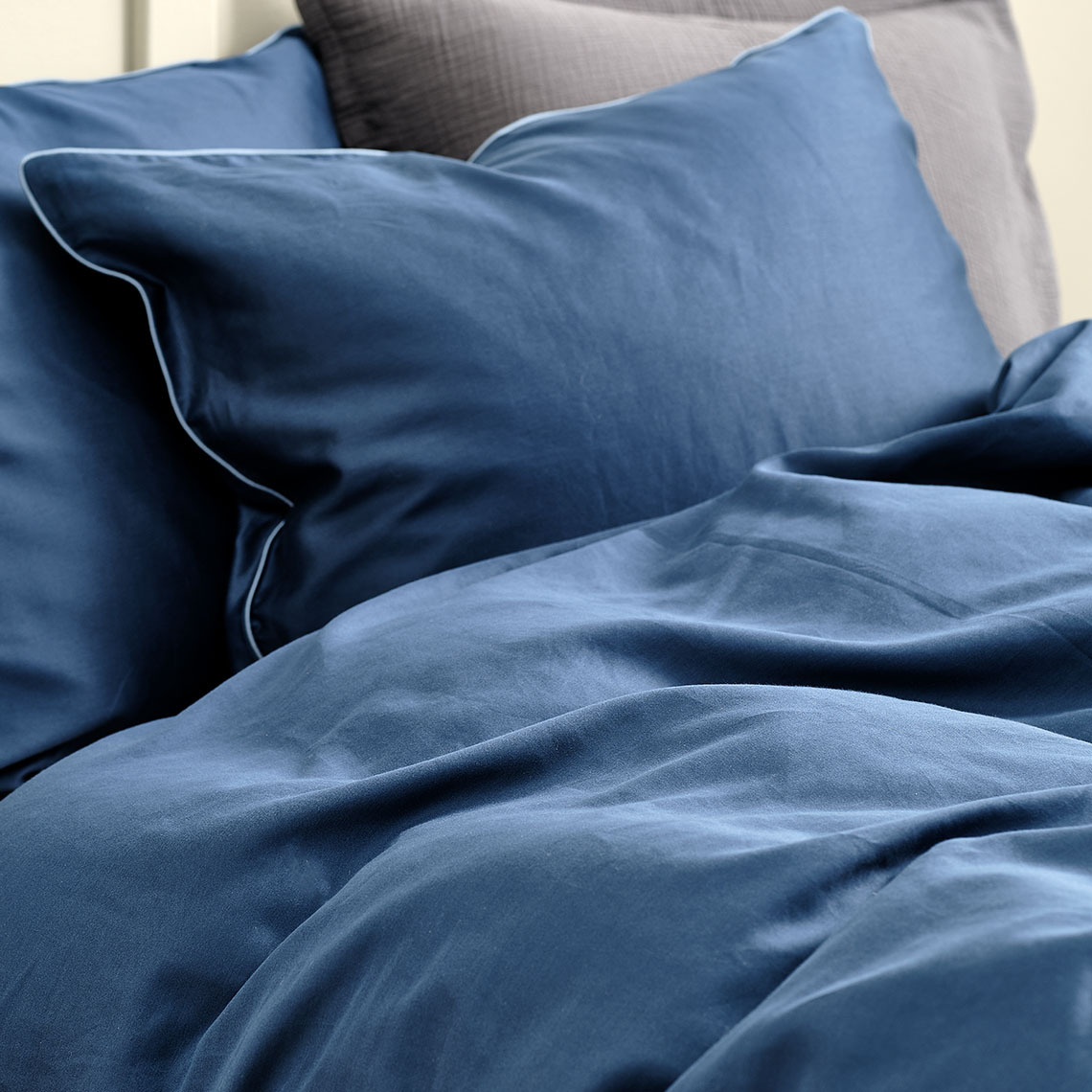 Linge de lit en viscose dérivée du bambou, idéal pour rester plus frais pendant la nuit Linge de lit en satin bleu fabriqué à partir d’un mélange de coton et de viscose de bambou