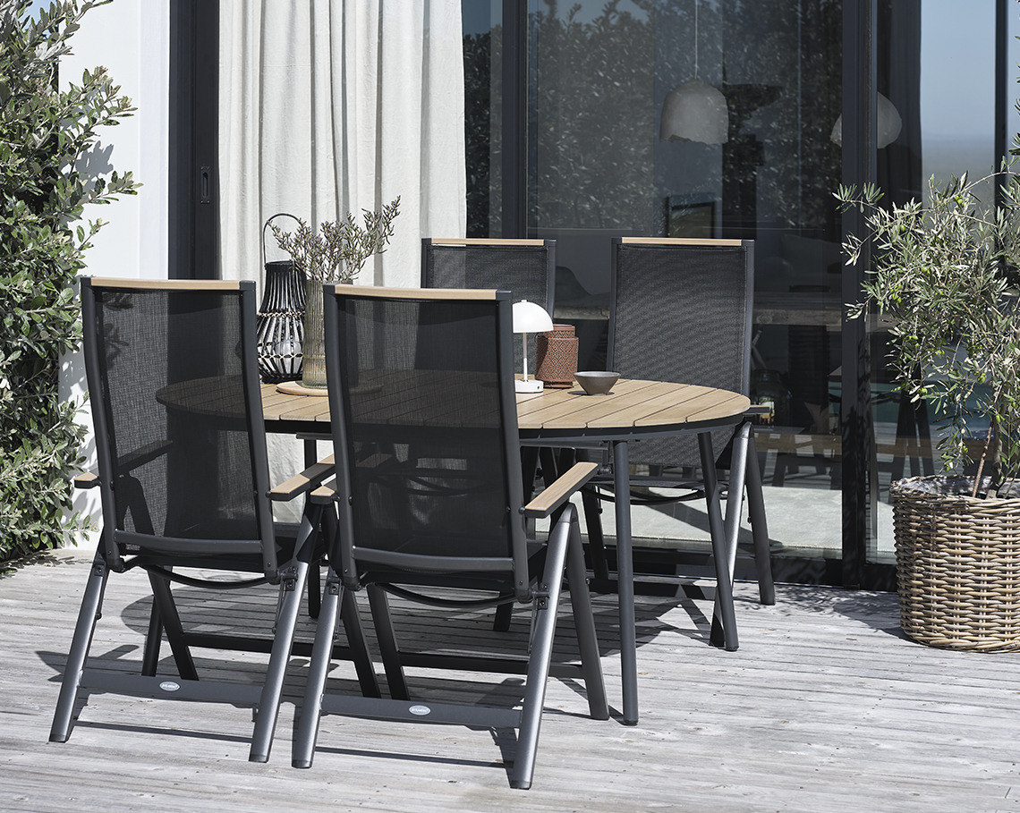 Table de jardin TAGEHOLM avec les chaises BREDSTEN Table de jardin ovale avec des chaises de jardin sur un patio