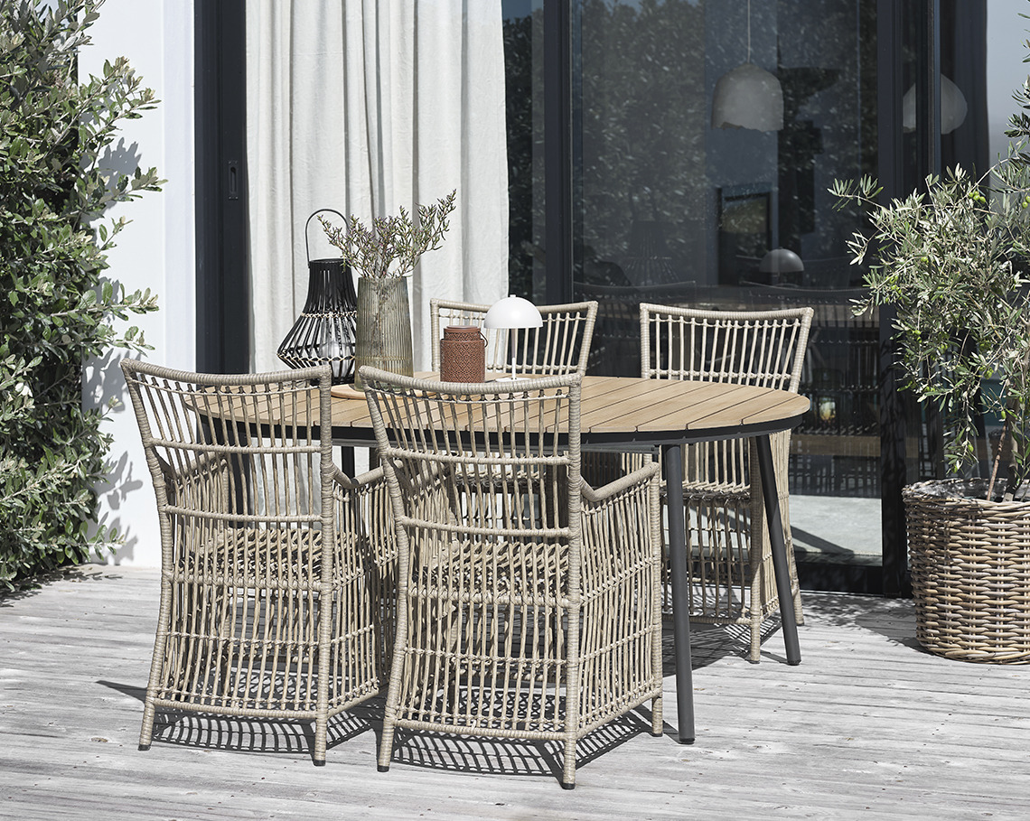 Table de jardin TAGEHOLM avec les chaises de jardin FJELLERUP Table de jardin ovale avec quatre chaises sur un patio