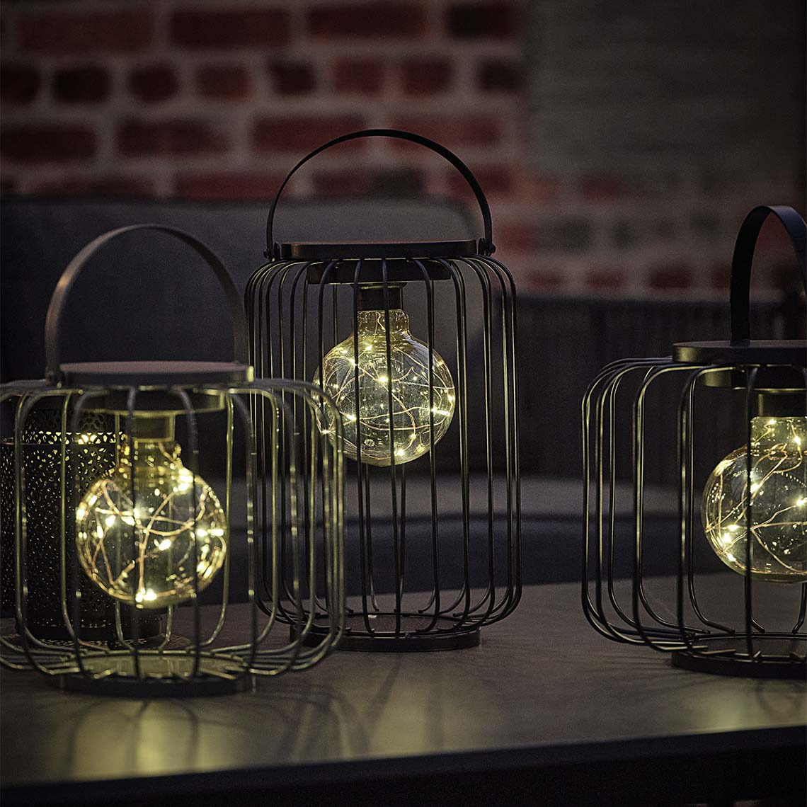 GLENTE battery lamp is available in two sizes Outdoor battery lamp with open steel wire frame and decorative LED bulb