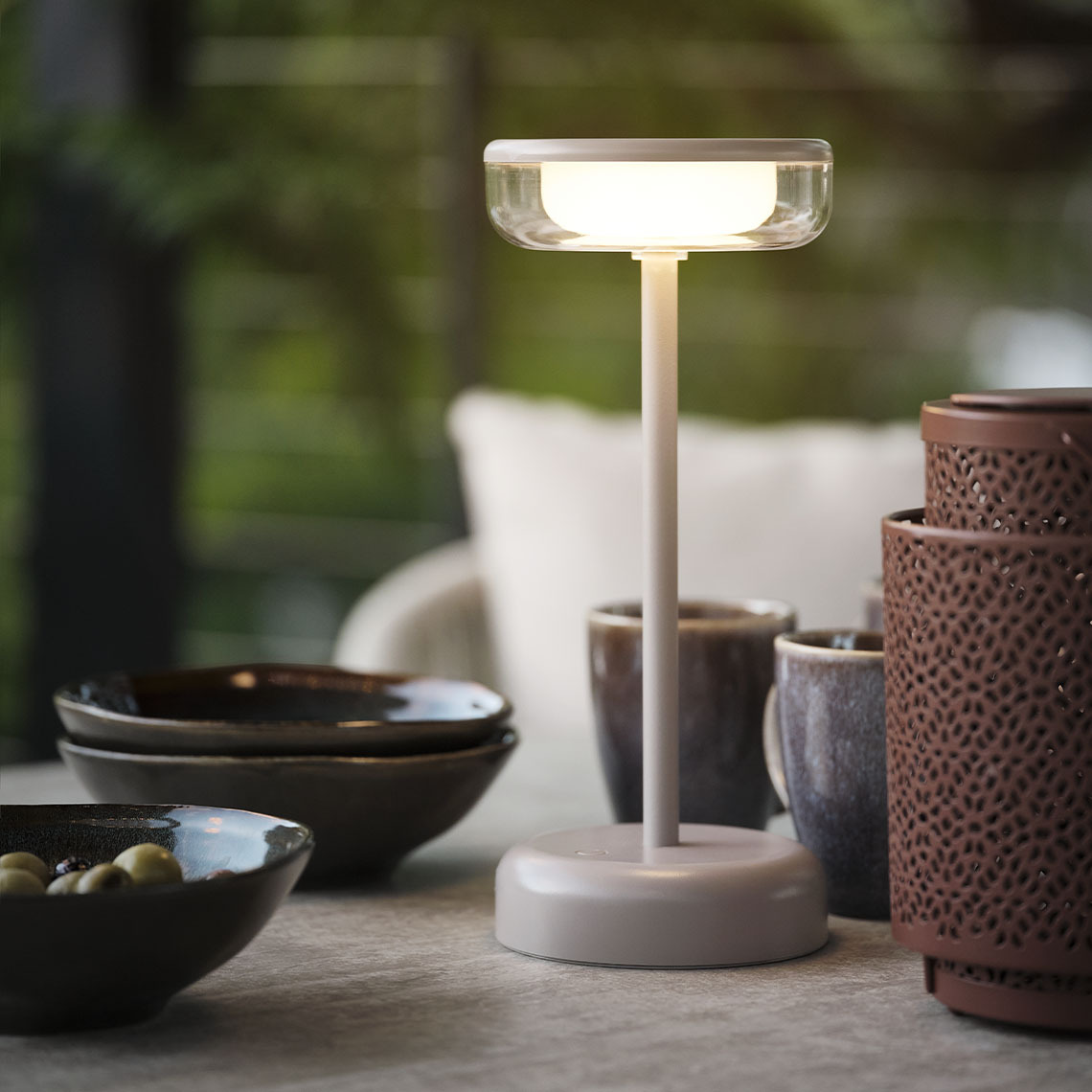 HUMLEBI battery-powered, outdoor table lamp Battery-powered table lamp on garden table with bowls and mugs