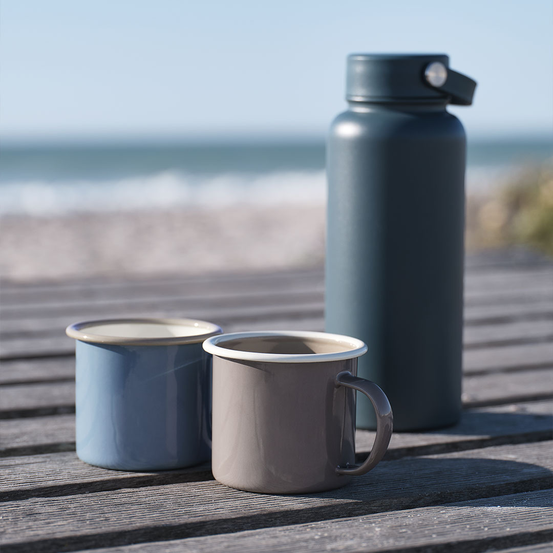 Des tasses à boire et une gourde isotherme parfaites comme équipement de camping ou pour les pique-niques