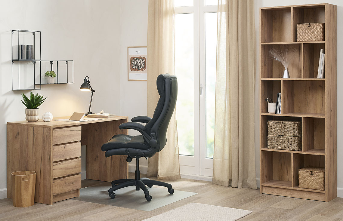 Bureau LIMFJORDEN, chaise de bureau KASTBJERG et bibliothèque MOSBJERG Espace de bureau à domicile avec un bureau, une chaise de bureau et une bibliothèque