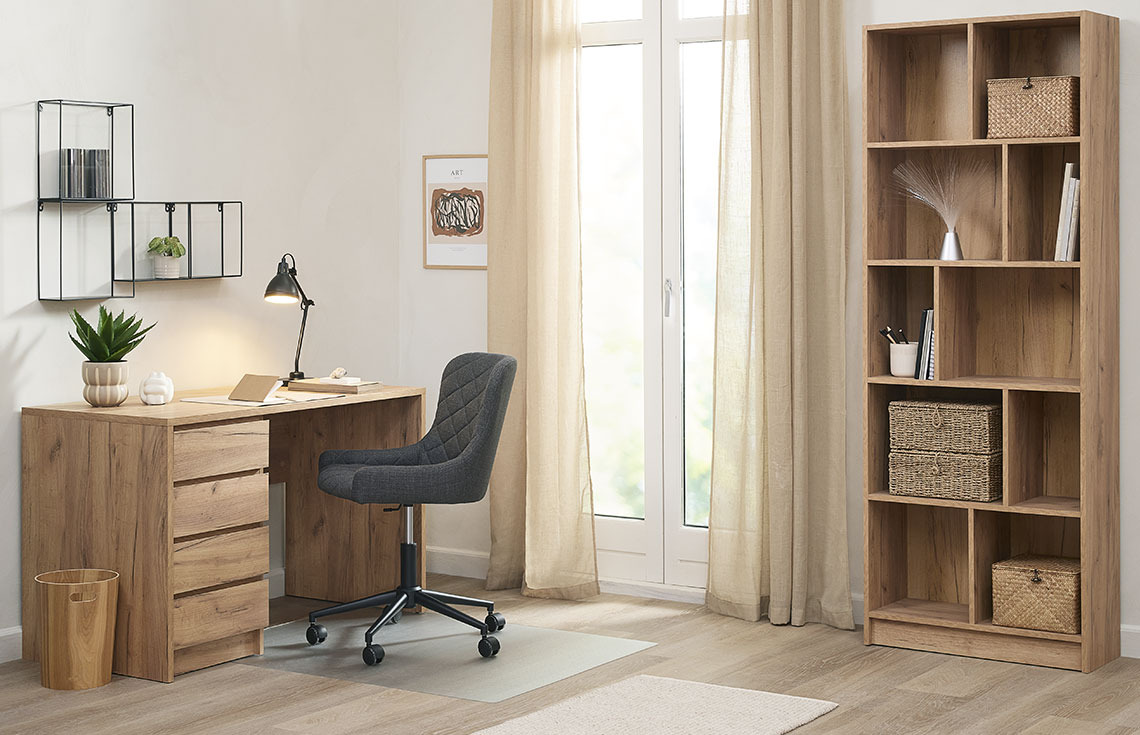Bureau LIMFJORDEN, chaise de bureau PEBRINGE et bibliothèque MOSBJERG Espace de bureau à domicile avec un bureau, une chaise de bureau élégante et une bibliothèque