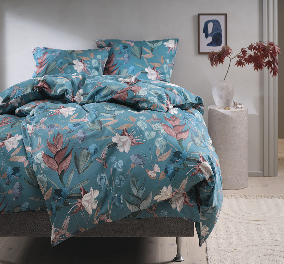 Parure de lit fleurie dans une chambre