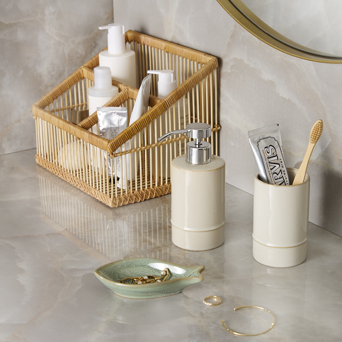 Organisateur de maquillage en bambou, distributeur de savon et porte-brosses à dents dans une salle de bain