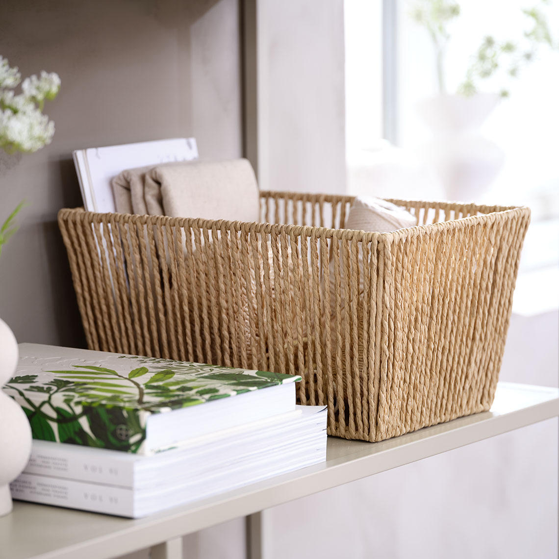 Panier décoratif fabriqué en cordelettes de papier tressées