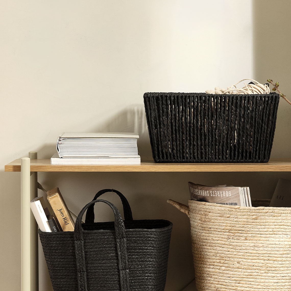 En Juillet 2025, le panier LARSEMIL sera également disponible en noir Panier de rangement fabriqué avec des cordelettes de papier tressées
