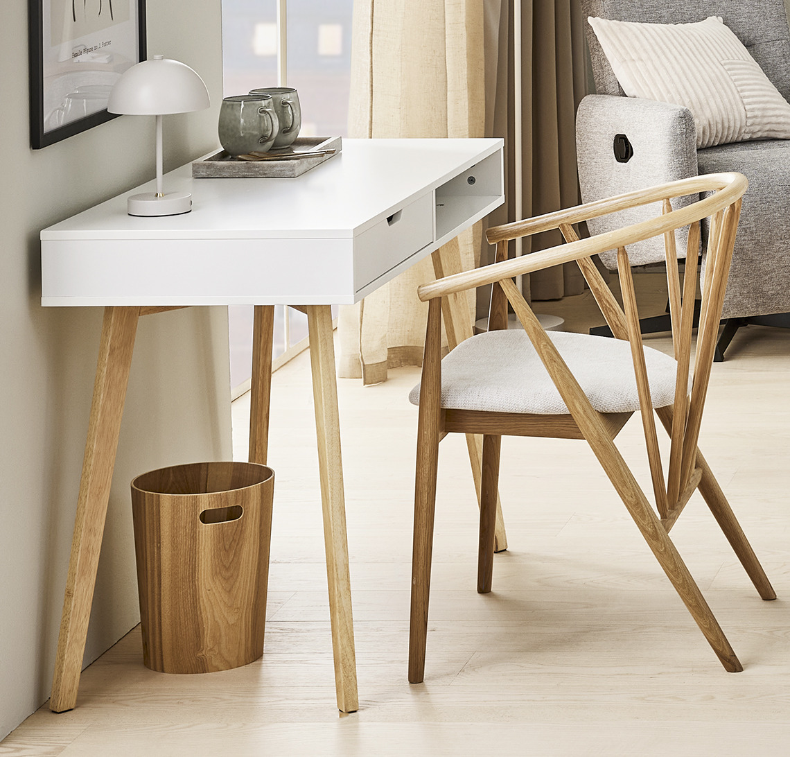 Bureau et chaise de salle à manger dans un salon