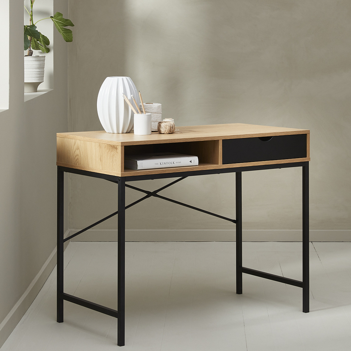 Petit bureau avec espace de rangement intégré