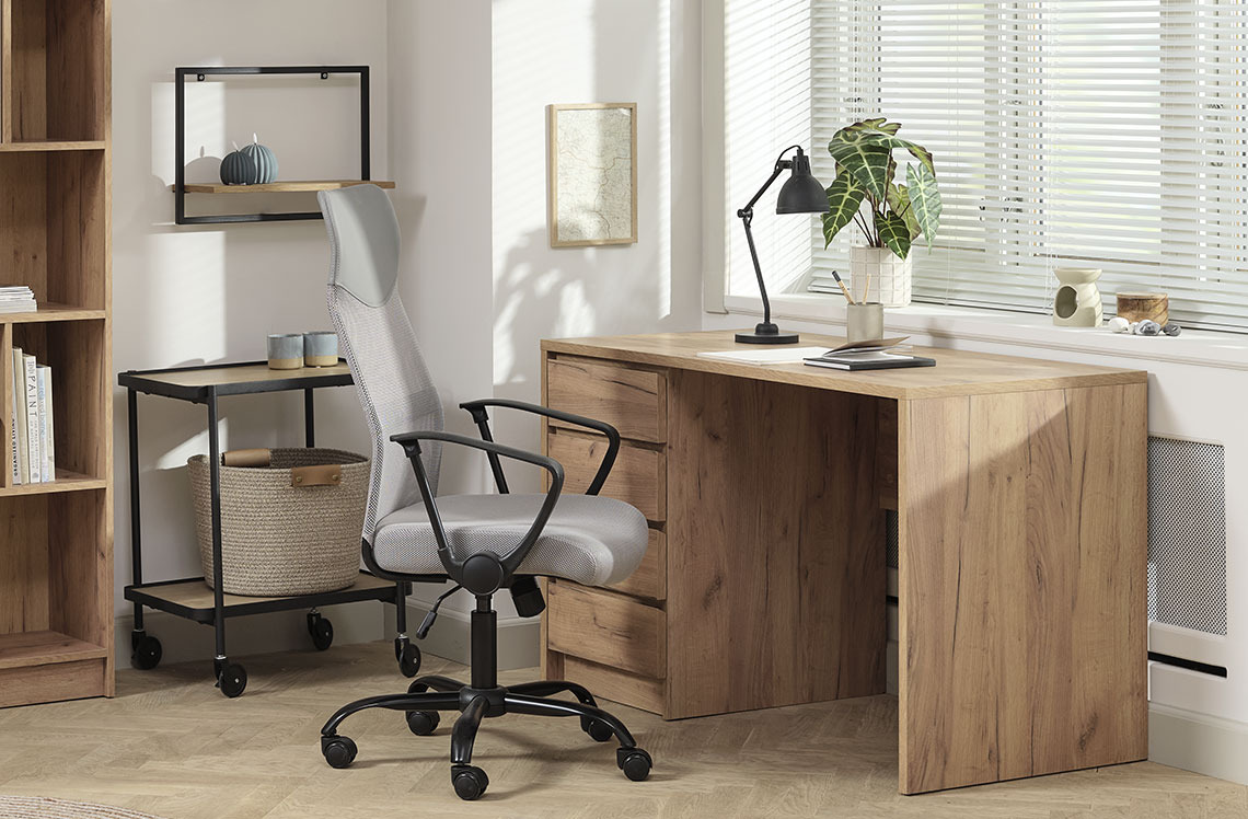 Un bureau avec des tiroirs dans une pièce pour le télétravail