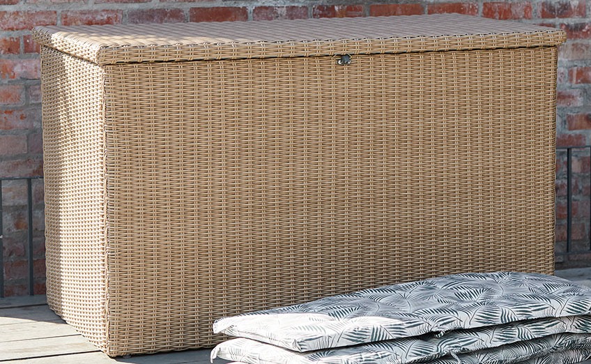 Grand coffre de jardin sur un patio en bois 