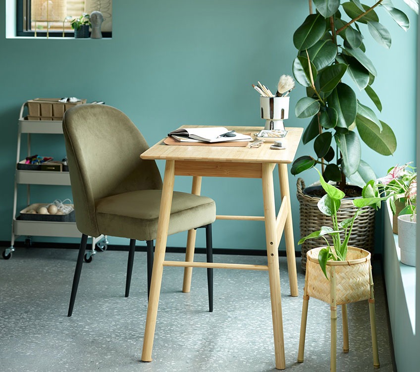 Chaise de salle à manger vert olive par un bureau en bambou