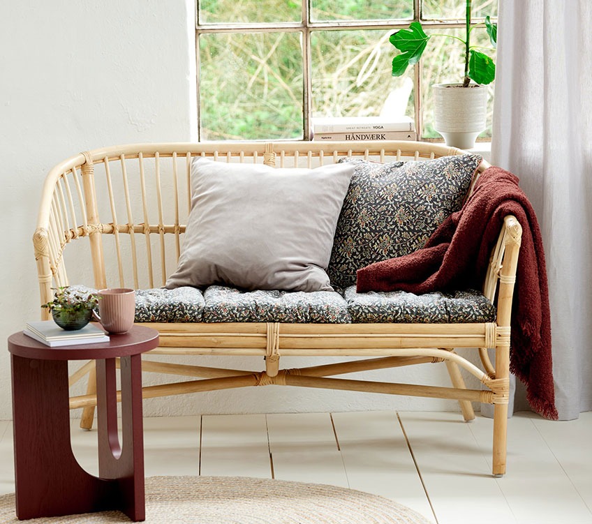 Canapé 2 places LISELEJE en rotin, coussins d’assise et déco TOPPKLOKKE, plaid ROSE, et table basse ARCH Canapé 2 places en rotin avec coussins d’assise et coussins déco, couverture plaid et table basse