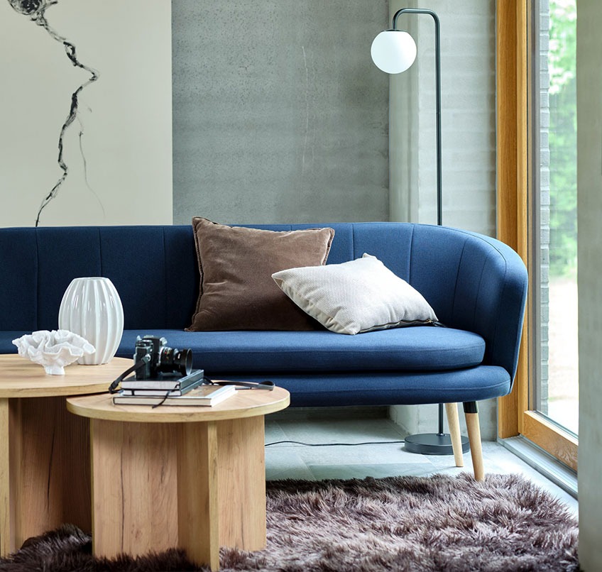 canapé GISTRUP, tables basses KALVEHAVE, tapis STORMHATT et lampadaire à pied ADRIAN Canapé bleu, tables basses, tapis brun et lampadaire à pied