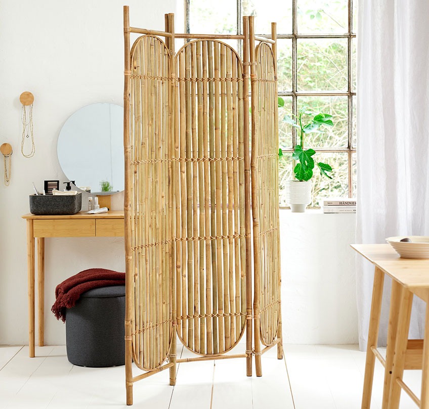 Coiffeuse SAKSILD avec miroir, pouf GISLEV Paravent en bambou comme séparateur d’espace, avec une section salle à manger et une section chambre