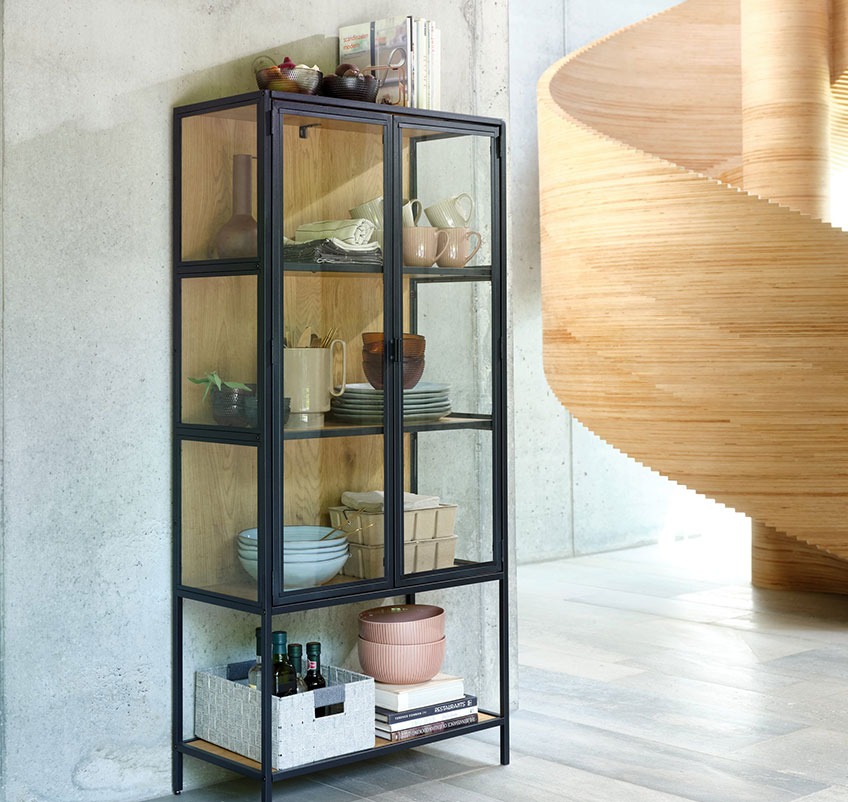 Vitrine TRAPPEDAL avec assiettes TONE, mugs NIELS, bols JO et boites de rangement BJORK Vitrine avec assiettes, mugs et bols, boites de rangement et escaliers