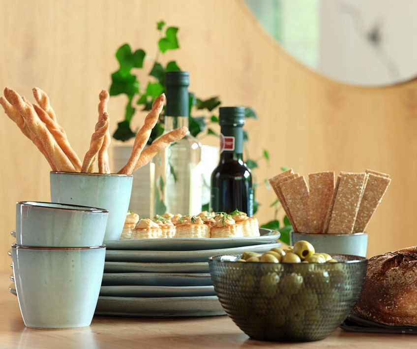 Mugs en grès, assiettes et bols en verre 