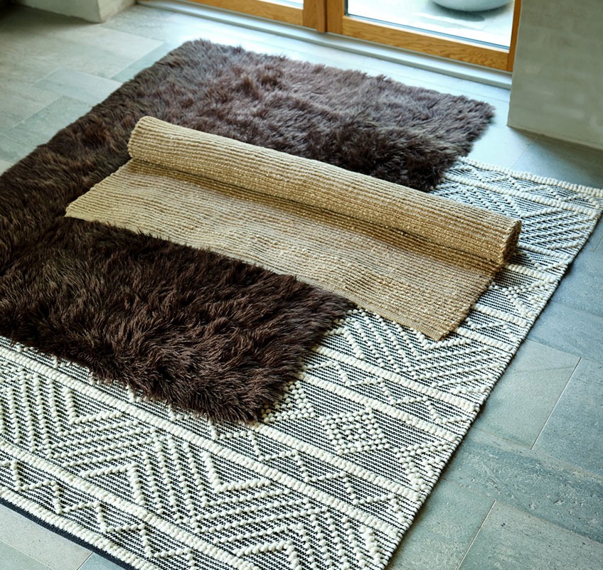 Tapis brun, tapis à motifs et tapis en jute