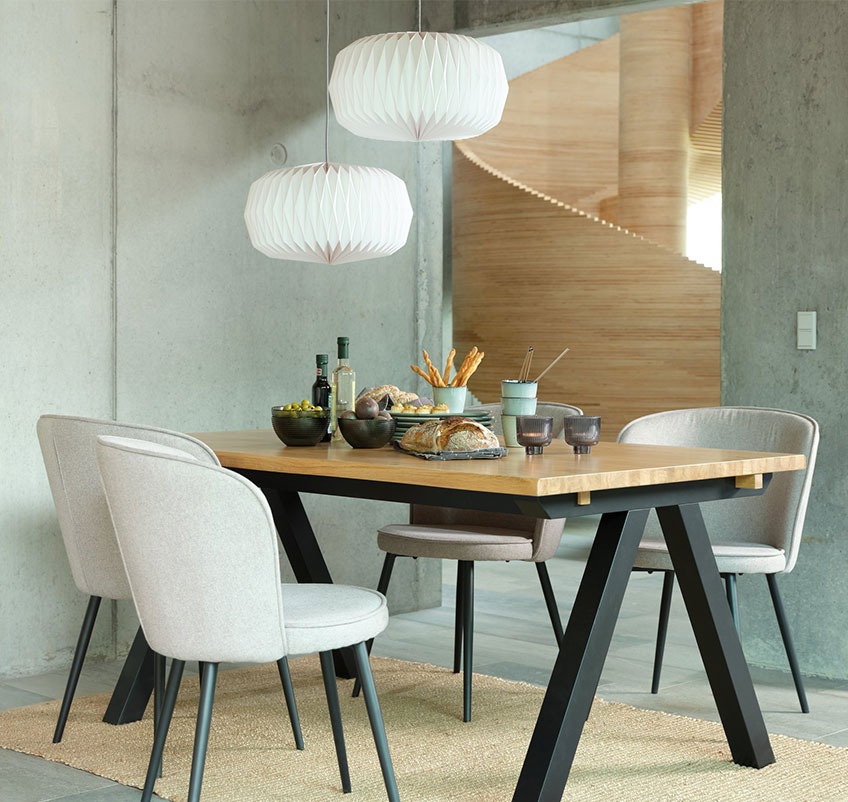 Table NEW YORK, chaises RISSKOV et suspensions VALDER Table avec quatre chaises en gris, et deux suspensions
