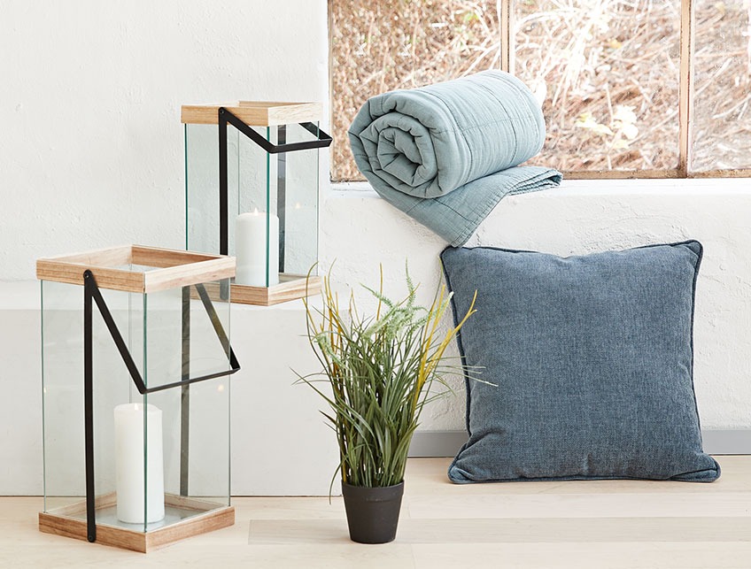 Lanterne SKANDI, plante artificielle BENNY, couverture VALMUE et coussin HORNFIOL Lanternes, plantes artificielles, couverture bleue et coussin bleu