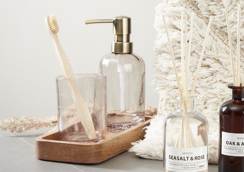 Distributeur de savon, porte brosse à dents fabriqué en verre recyclé et placé sur un plateau en bois