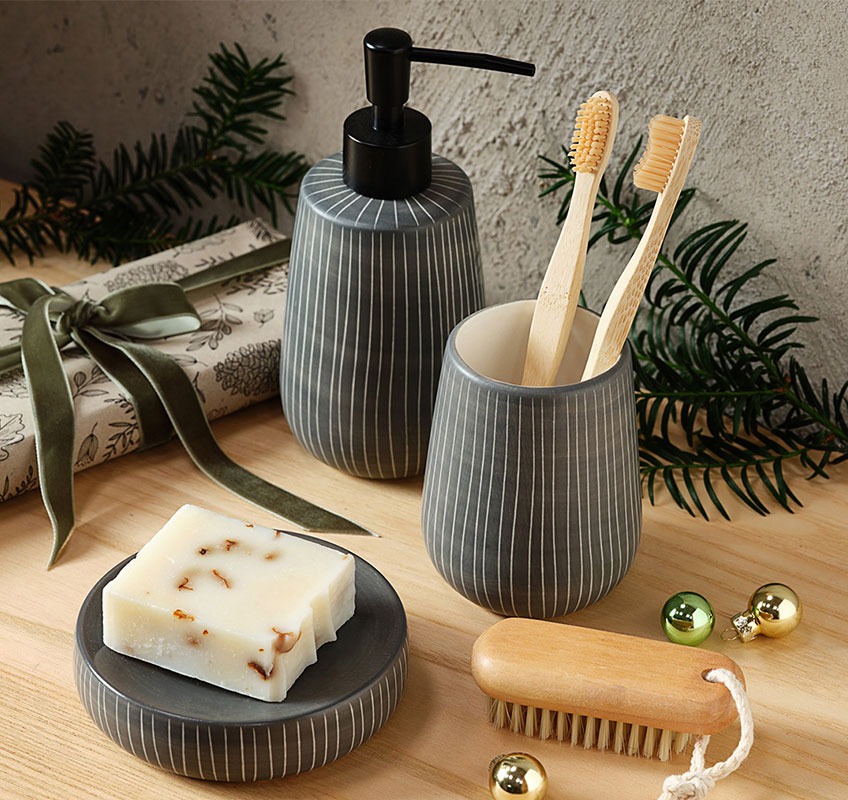 Distributeur de savon, gobelet de brosse à dents, et porte-savon