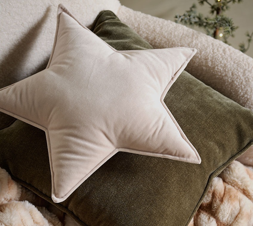 Coussin étoile SAGA, cousin vert HORNFIOL chenille et plaid en fausse fourrure ERANTHIS Coussin étoile en velours, cousin vert en chenille et plaid en fausse fourrure