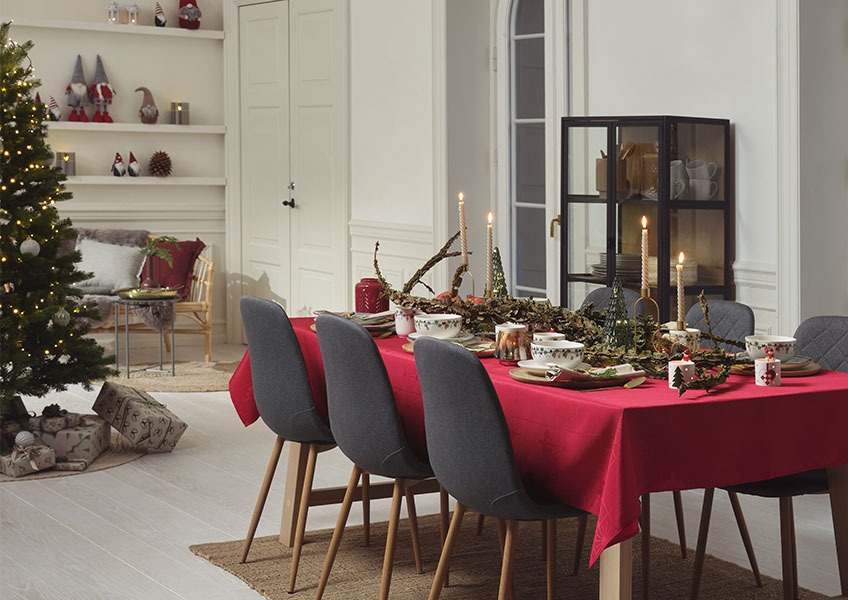 Table de Noël avec décorations de Noël et cadeaux sous le sapin