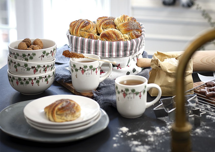 Bols, mugs et assiettes avec motifs de Noël et sucreries