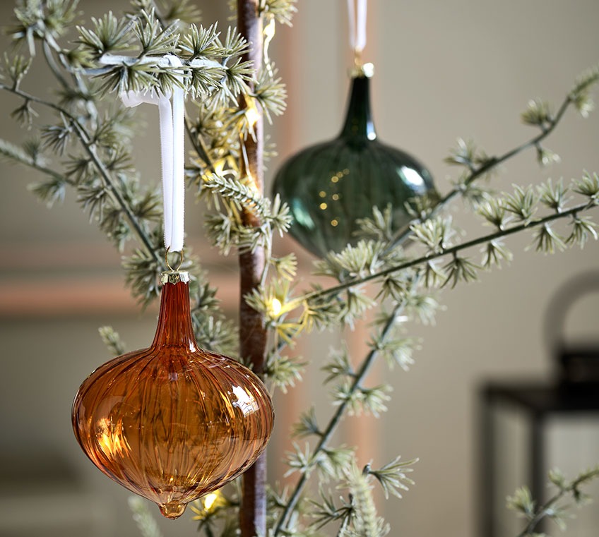 Boules en verre recyclé jaune et verte SKADI, et sapin artificiel MODI Boules de Noël en verre sur un sapin fin