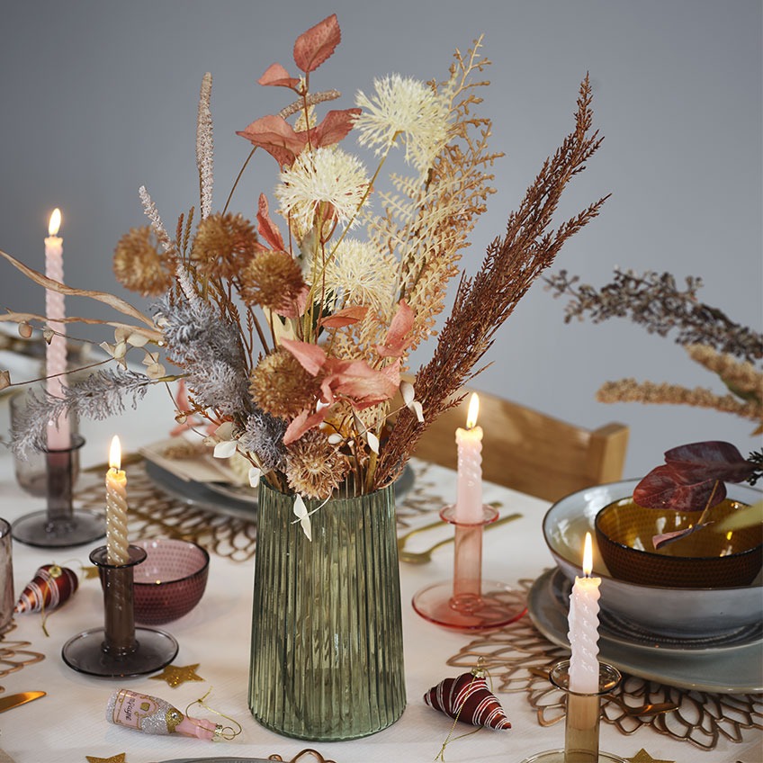 Vase ROY, bougies BALDUR et chandeliers EDGAR Vase en verre, chandeliers et bougie sur une table de fêtes