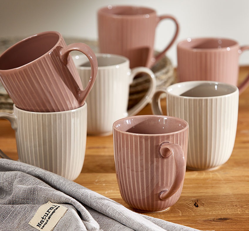 Table de cuisine et mugs en grès