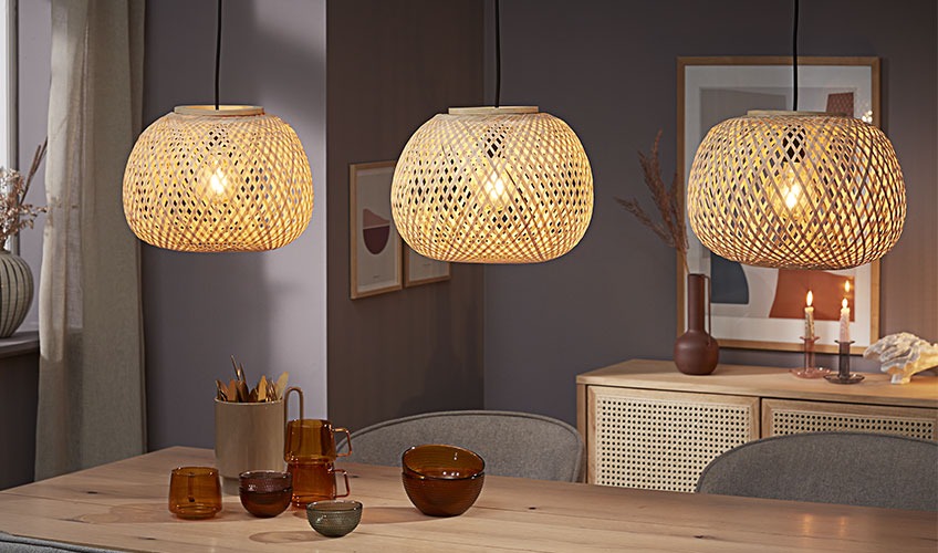 Suspensions en bambou SIGVARD Trois suspensions en bambou au-dessus d’une table