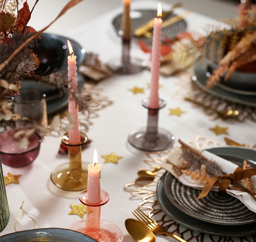 Bougies et chandeliers sur une table de fête