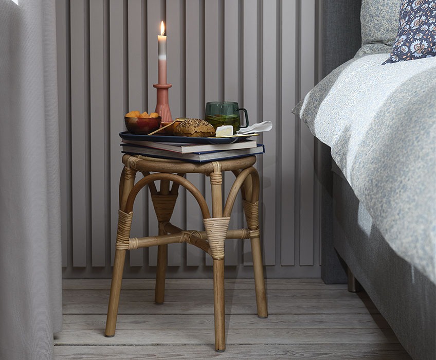 Tabouret avec des livres et un petit-déjeuner  