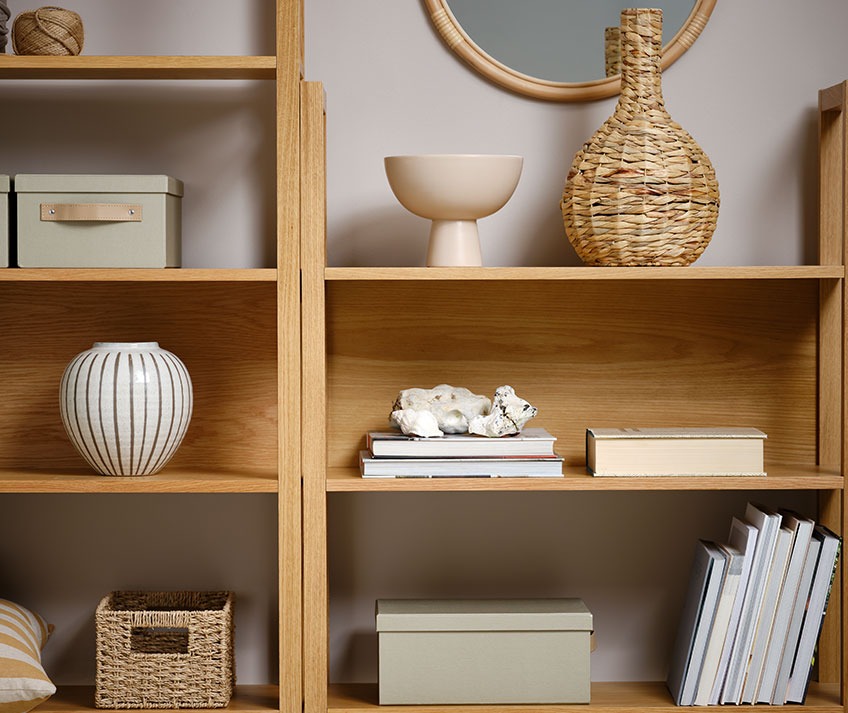 Bibliothèque avec un vase, un bol, des paniers de rangement