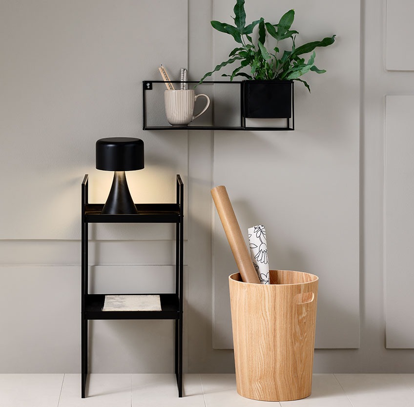 Panier ALBIN en dessous de l'étagère VILMER Panier en bois sur le sol avec une étagère noire et un cache-pot