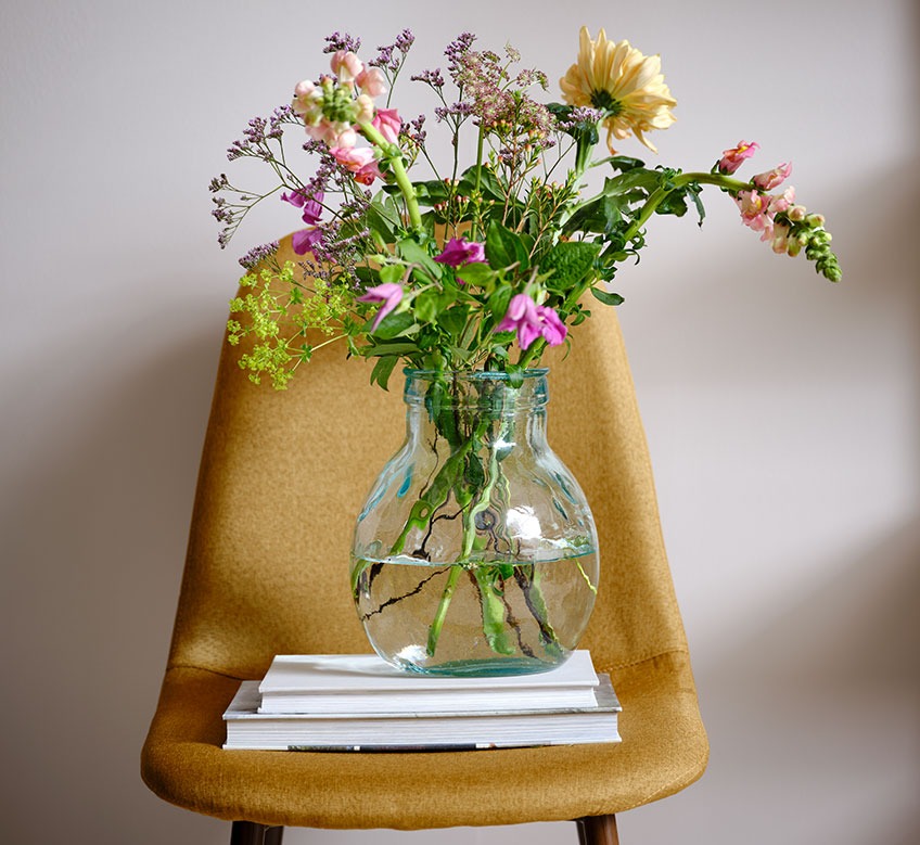 Vase en verre sur une chaise