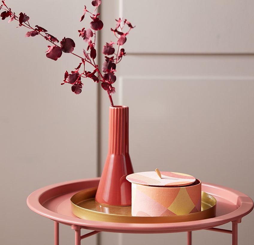 Vase EGMUND, boite de rangement ronde OLA, plateau décoratif FRITS Vase rouge, boite de rangement ronde sur un plateau décoratif doré