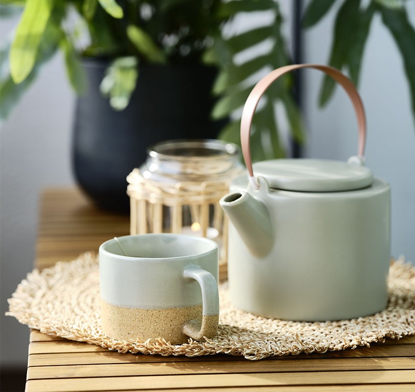 Banc avec un service à thé et un mug