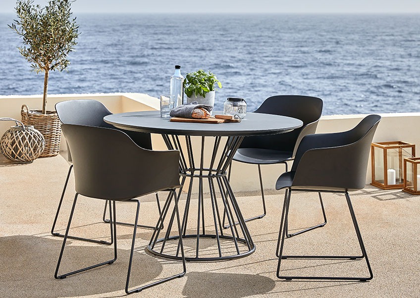 Table FAGERNES et chaises SANDVED Table de jardin à pied central avec quatre chaises de jardin