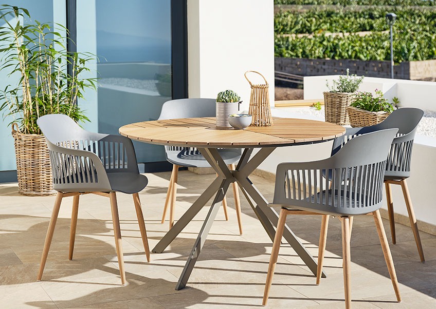 Table de jardin ronde avec des chaises grises