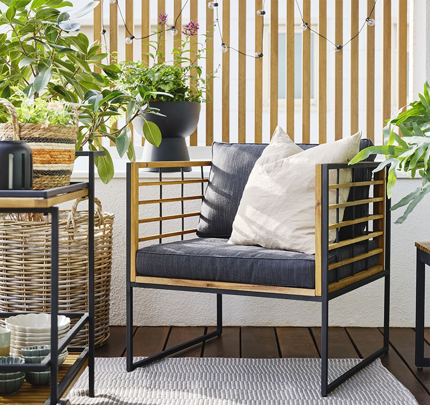 Balcon avec chaise lounge 