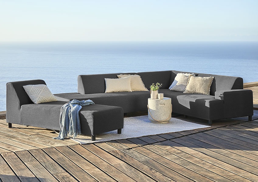 Canapé lounge toute saison 6 places UHRE avec une chaise longue en gris foncé et le tabouret PIROL Canapé lounge toute saison 6 places avec une chaise longue en gris foncé