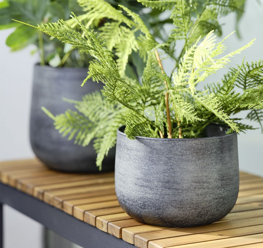 Bacs à fleurs sur un banc en bois