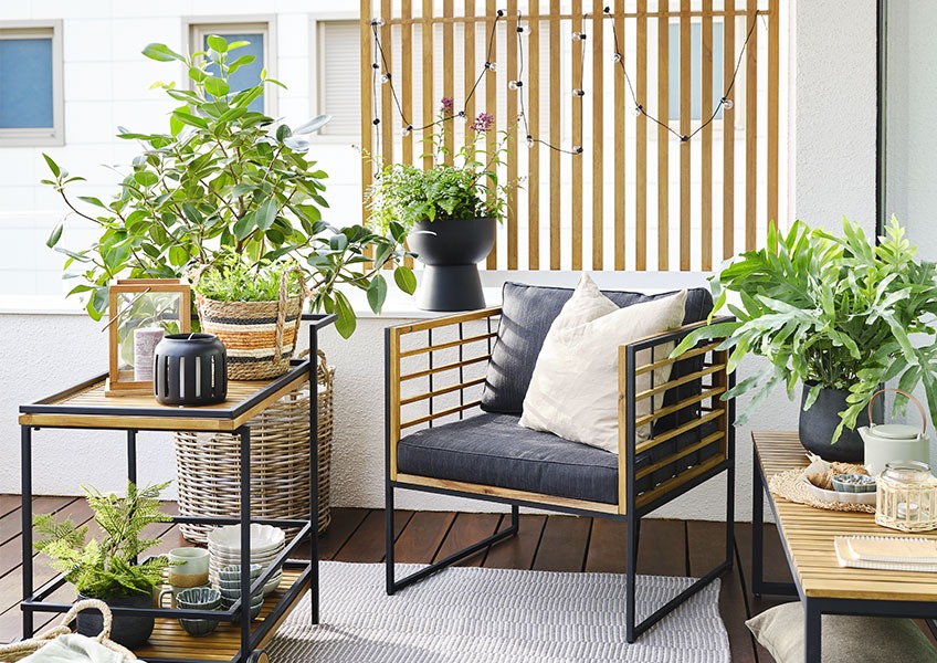 Balcon décoré avec des plantes de différentes tailles